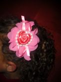 Tiara com rosa de cetim